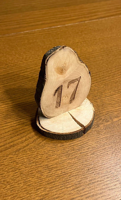 Tischnummer aus Holz für die Gastronomie