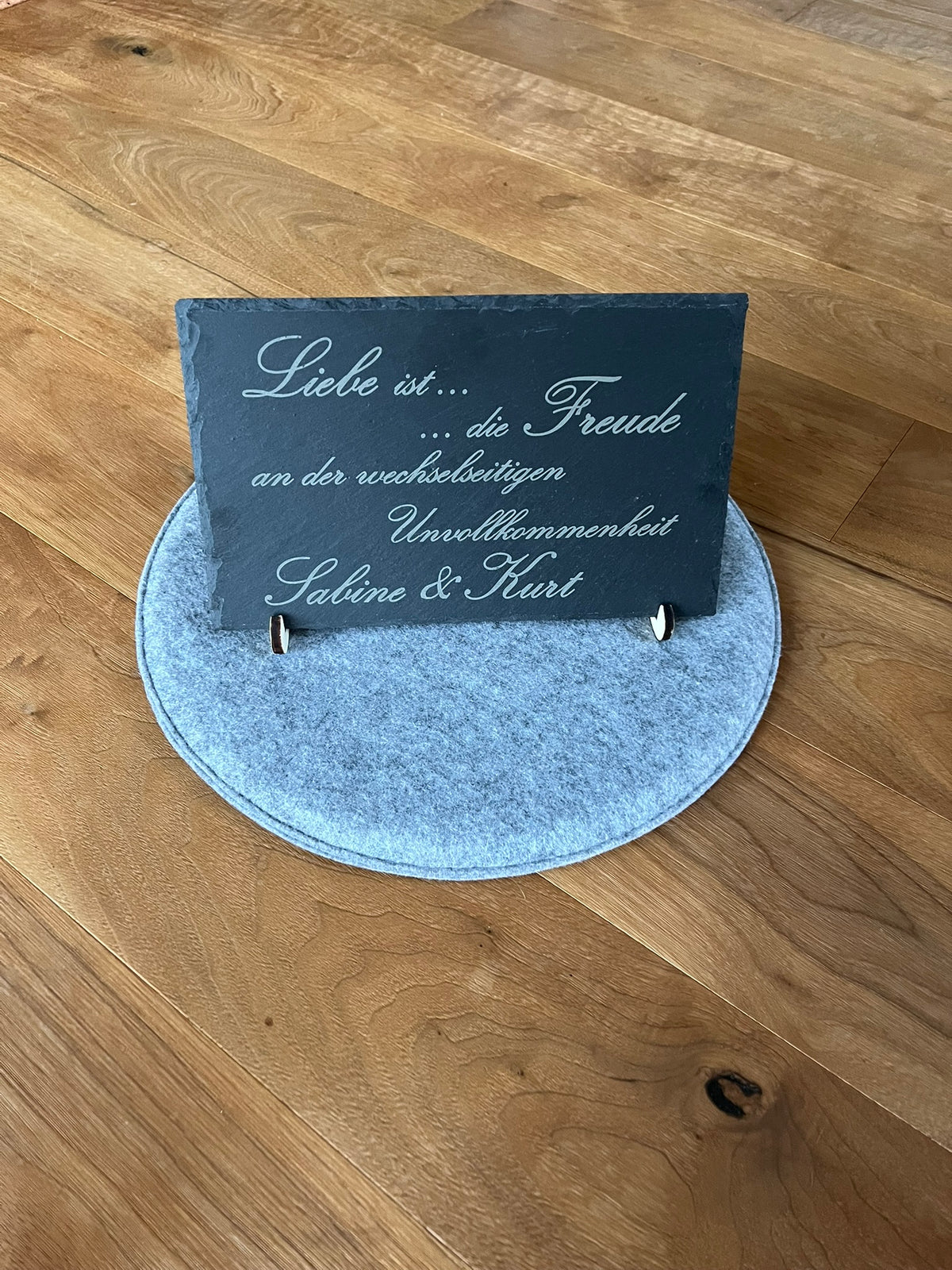 Schieferplatte mit graviertem Spruch „Liebe ist …“ und den Namen Sabine & Kurt