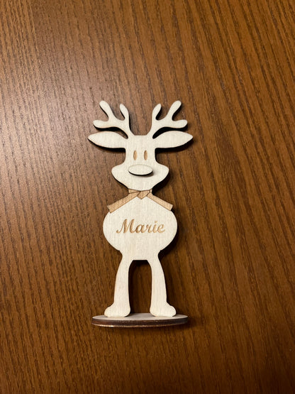 Elch aus Holz auf Sockel mit graviertem Namen „Marie“ und Schal