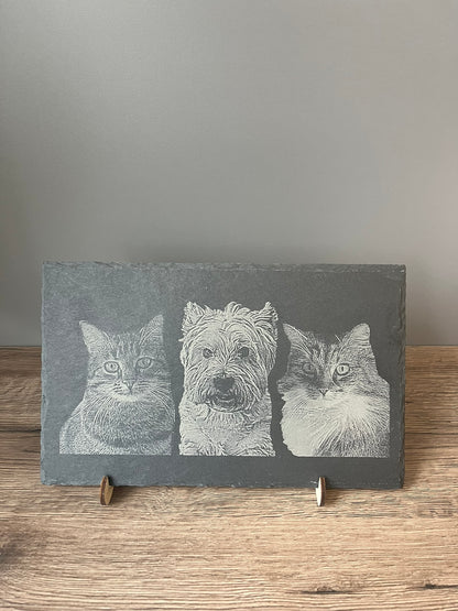 Schieferplatte mit Fotogravur von zwei Katzen und einem Hund, auf Holzfüßen
