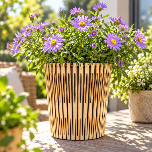 Blumentopf aus Holz – runder Übertopf mit hellen Holzlamellen, bepflanzt mit lila Astern auf einem Terrassentisch im Sonnenlicht