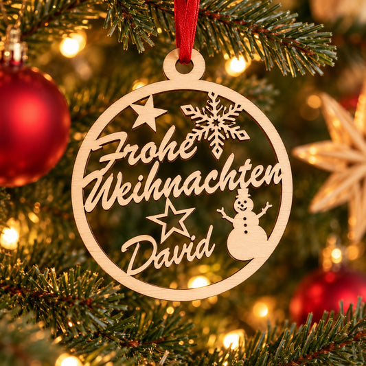 Christbaumschmuck aus Holz „Frohe Weihnachten David“ mit rotem Band am Christbaum