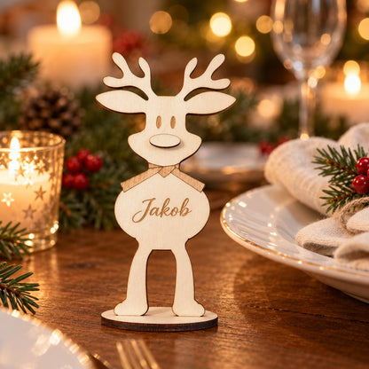 Elch aus Holz mit graviertem Namen „Jakob“ als Platzkarte auf der weihnachtlich gedeckten Tafel