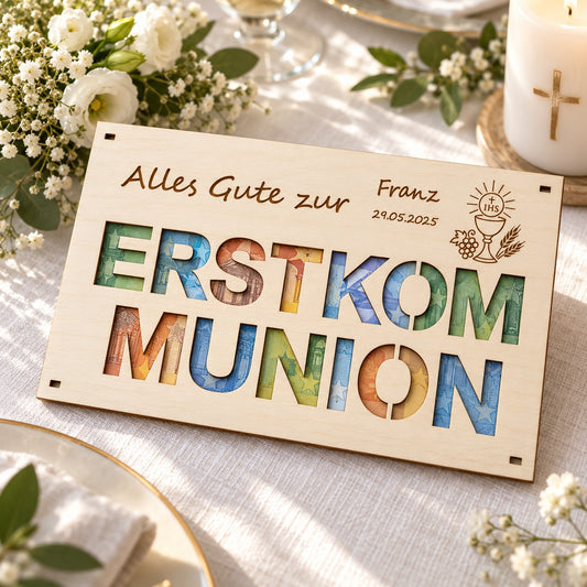 Erstkommunionskarte aus Holz mit ausgeschnittenem Schriftzug „ERSTKOMMUNION“, Geldscheine scheinen durch, graviert mit Name, Datum und Kelch