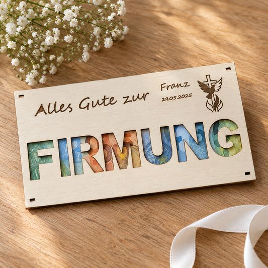Firmungskarte aus Holz mit ausgeschnittenem Schriftzug „FIRMUNG“, Geldscheine scheinen durch, graviert mit Name, Datum und Taube