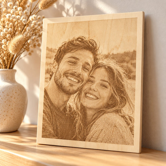 Fotogravur auf Pappelholz 6 mm mit Paarporträt, an die Wand gelehnt auf einer Kommode