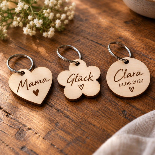 Schlüsselanhänger aus Pappelholz in Herz-, Blumen- und Kreisform mit Gravuren „Mama“, „Glück“ und „Clara 12.06.2024“