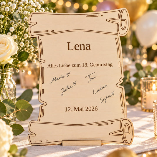 Schriftrolle aus Holz als Gästebuch mit gravierter Beispielgravur „Lena – Alles Liebe zum 18. Geburtstag“ und Gäste-Unterschriften, aufrecht im Holzfuß auf einem gedeckten Geburtstagstisch